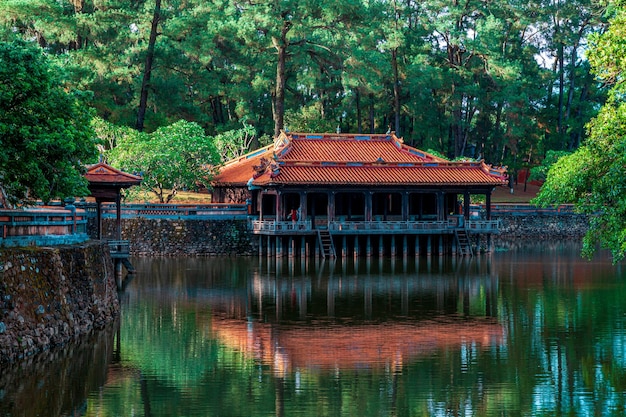 Le temple du mausolée de Tuc à Hue au Vietnam