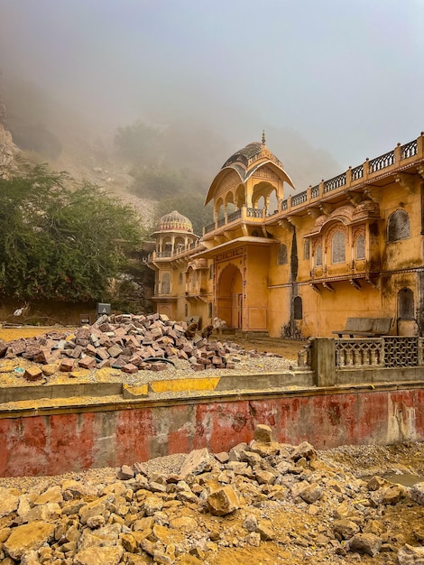 Photo le temple du singe de galta ji près de jaipur par une journée brumeuse