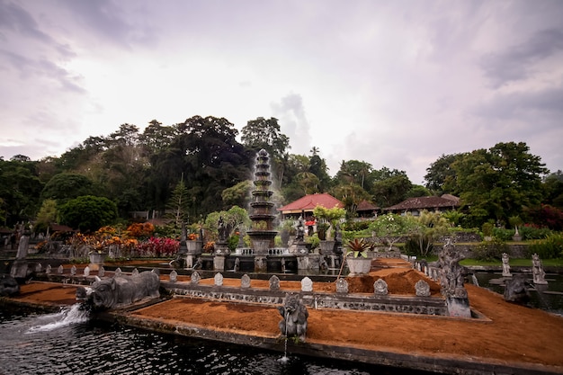 Photo temple de l'eau de tirta ganga sur l'île de bali, indonésie. complexe de temples sur l'île de bali