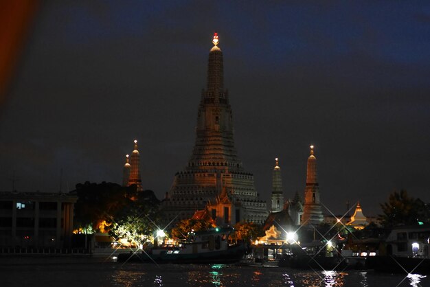 Temple éclairé contre le ciel la nuit