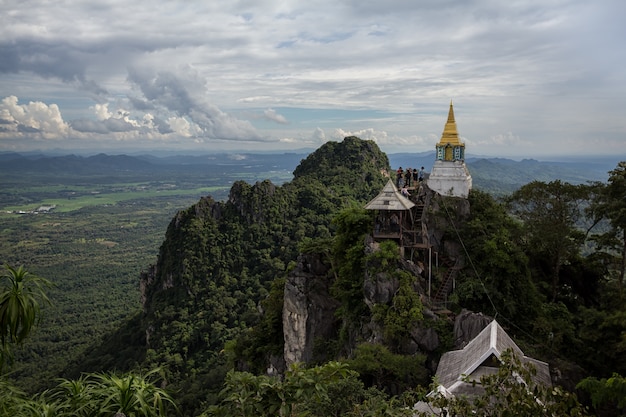 Temple sur la falaise