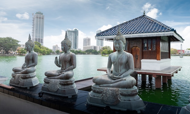 Temple Gangaramaya Seema Malaka à Colombo, au Sri Lanka.