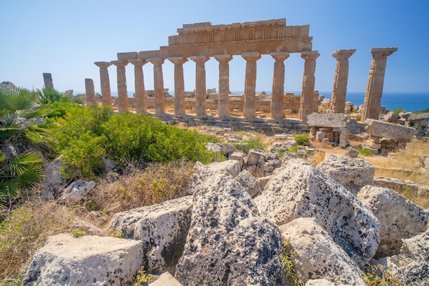 Photo temple grec dans le parc archéologique de sélinonte en sicile