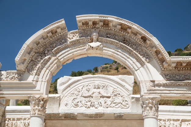 Temple d'Hadrien dans la ville antique d'Éphèse