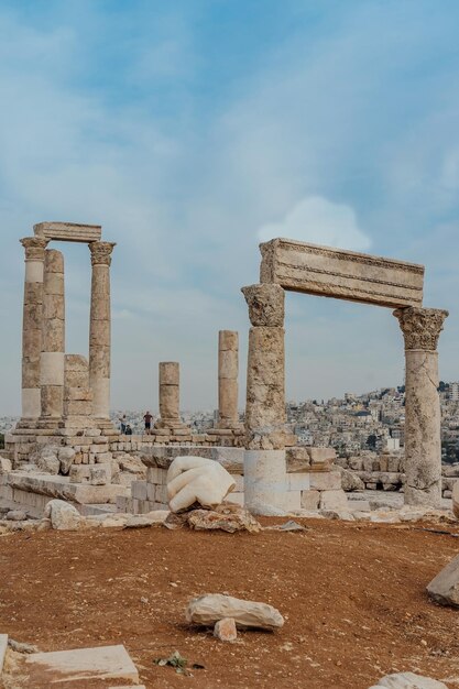 Photo temple d'hercule colonnes corinthiennes romaines à la colline de la citadelle amman jordanie