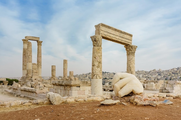 Photo temple d'hercule colonnes corinthiennes romaines à la colline de la citadelle amman jordanie