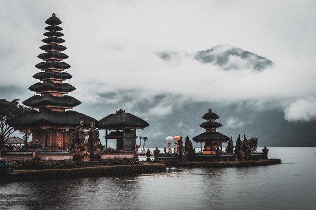 Photo le temple hindou pura ulun danu bratan par une journée pluvieuse et nuageuse