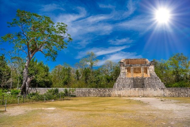 Photo temple de l'homme barbu à la fin du grand terrain de balle pour jouer au poktapok près de la pyramide de chichen itza yucatan mexique ruines du temple de la civilisation maya site archéologique