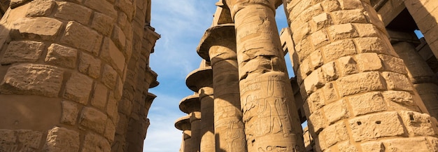 Temple de Karnak Les ruines du temple Hiéroglyphes en relief sur le mur