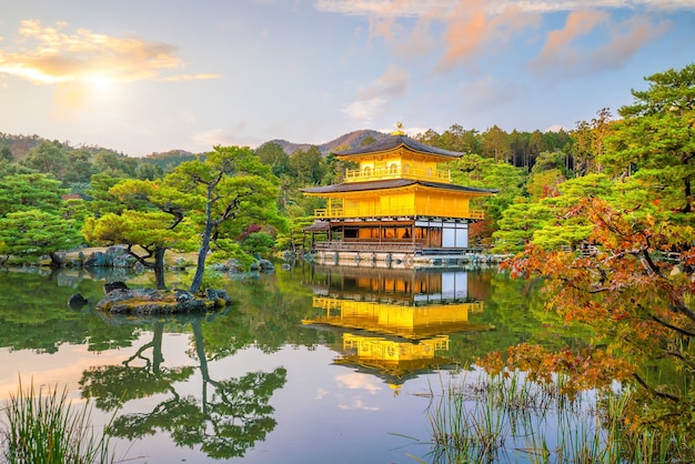 Temple Kinkakuji à Kyoto, Japon en automne au coucher du soleil