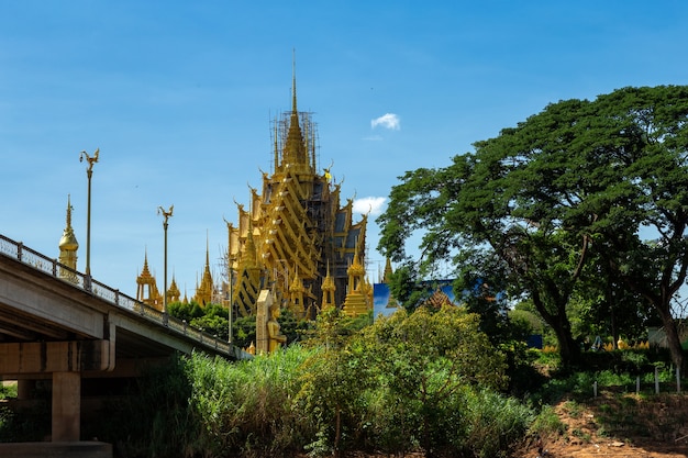 Temple (langue thaïe: Wat Chan West) est un temple bouddhiste à Phitsanulok, en Thaïlande.