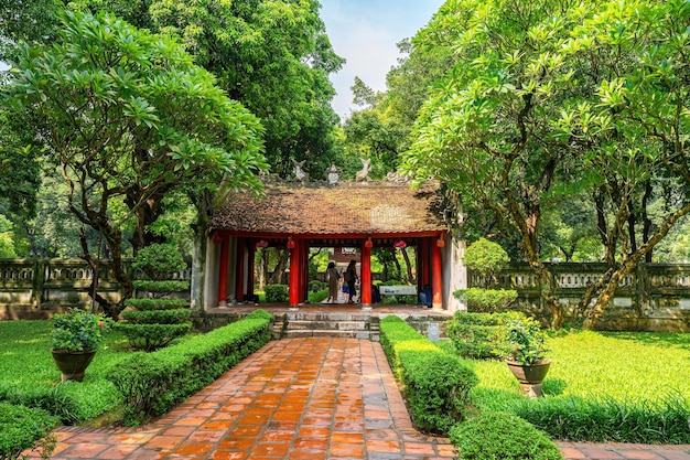 Temple de la littérature aussi appelé Van Mieu Quoc Tu Giam il est également connu comme le premier temple de Confucius et l'ancienne université de Hanoi