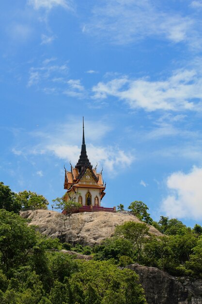 Le temple sur la montagne avec un ciel bleu