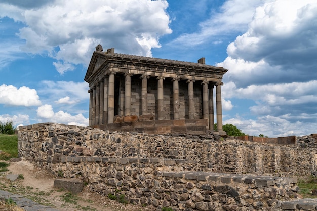 Le temple païen de Garni en Arménie est à 28 km d'Erevan dans la vallée de la rivière Azat près du village de Garni