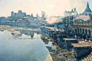 Photo le temple de pashupatinath et les ghats de crémation