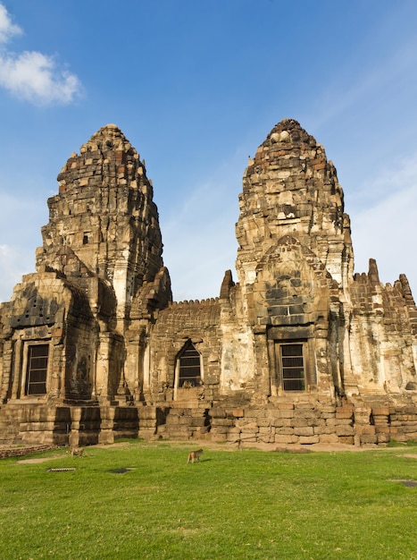 Photo le temple de phra prang sam yot