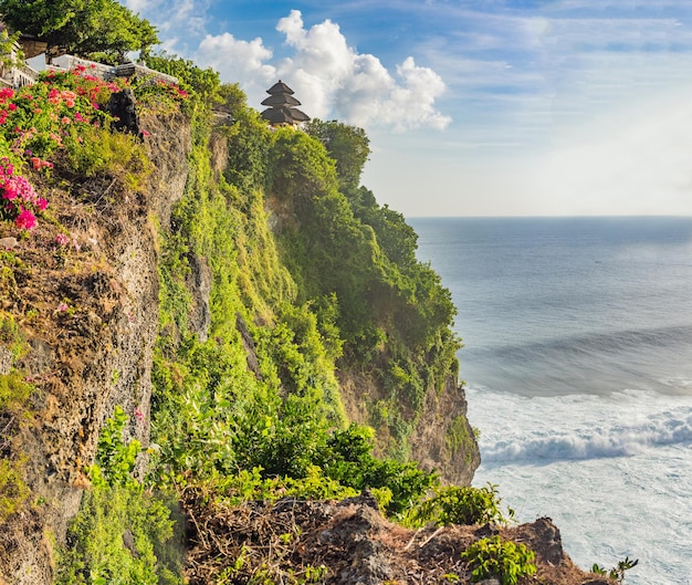 Temple Pura Luhur Uluwatu, Bali, Indonésie. Paysage incroyable - falaise avec ciel bleu et mer.