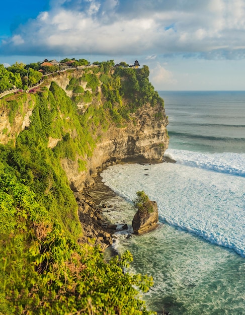 Temple Pura Luhur Uluwatu, Bali, Indonésie. Paysage incroyable - falaise avec ciel bleu et mer.