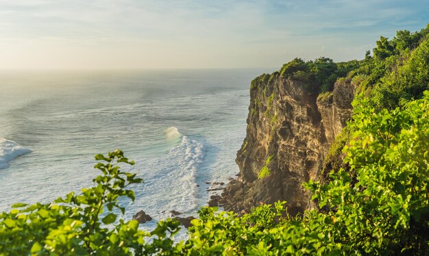 Temple Pura Luhur Uluwatu, Bali, Indonésie. Paysage incroyable - falaise avec ciel bleu et mer.