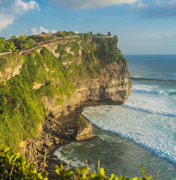 Temple Pura Luhur Uluwatu, Bali, Indonésie. Paysage incroyable - falaise avec ciel bleu et mer.