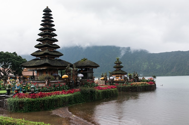 Photo temple pura ulun danu bratan à bali, indonésie