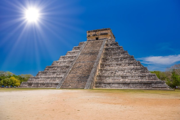 Temple Pyramide de Kukulcan El Castillo Chichen Itza Yucatan Mexique civilisation Maya
