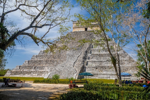 Temple Pyramide de Kukulcan El Castillo derrière les arbres Chichen Itza Yucatan Mexique civilisation Maya