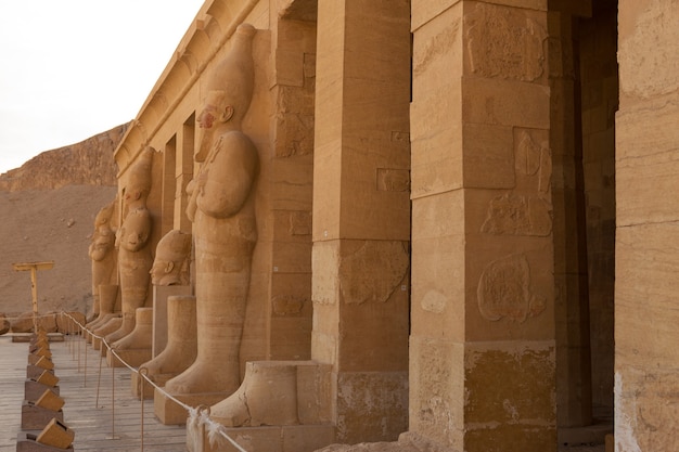 Temple de la reine Hatchepsout, vue du temple dans la roche en Egypte