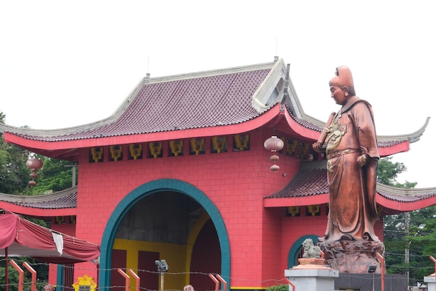 Photo temple de sampookong un temple historique avec une architecture traditionnelle chinoise et javanaise