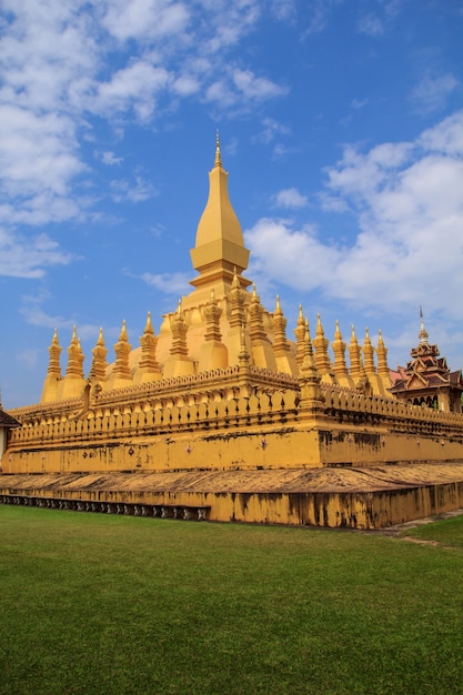 Temple spectaculaire d'art bouddhiste d'architecture en thaïlande.