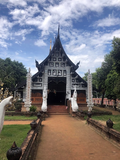 Temple thaïlandais bleu ciel nuageux