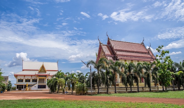 Temple thaïlandais contre le ciel bleu en Thaïlande