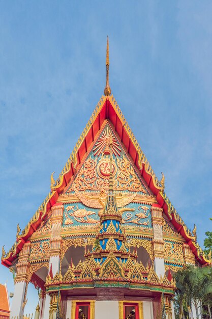 Temple thaïlandais dans la ville de phuket wat mongkolnimit