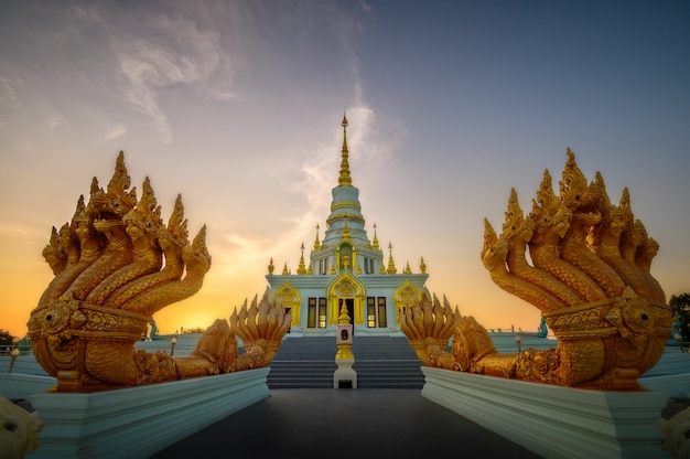 Temple en Thaïlande dans la soirée