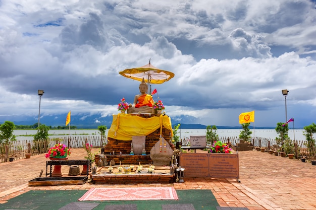 Temple Tilok Aram, Bouddha au milieu du lac dans le nord de la Thaïlande