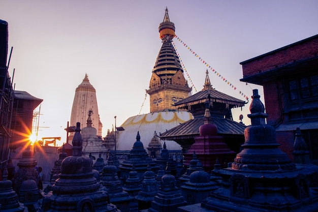 Un temple avec un toit d'or et un grand stupa avec un toit d'or.