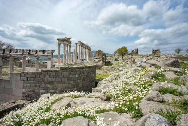 Temple de Trajan dans la ville antique de Pergame, Bergama, Turquie dans une belle journée de printemps