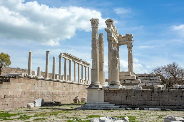 Temple de Trajan dans la ville antique de Pergame, Bergama, Turquie dans une belle journée de printemps