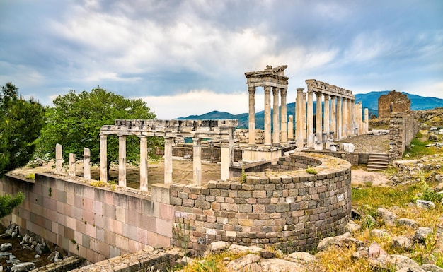 Photo le temple de trajan à pergame, patrimoine mondial de l'unesco en turquie