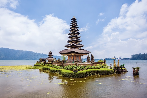 Temple d'Ulun Danu au lac Beratan. Tourisme exotique. Le reste de l'équateur. Bali, Indonésie