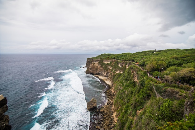 Temple d'Uluwatu Pura Luhur Uluwatu est un temple balinais hindou de la mer situé à Uluwatu. Il est réputé pour son emplacement magnifique, perché au sommet d'une falaise.