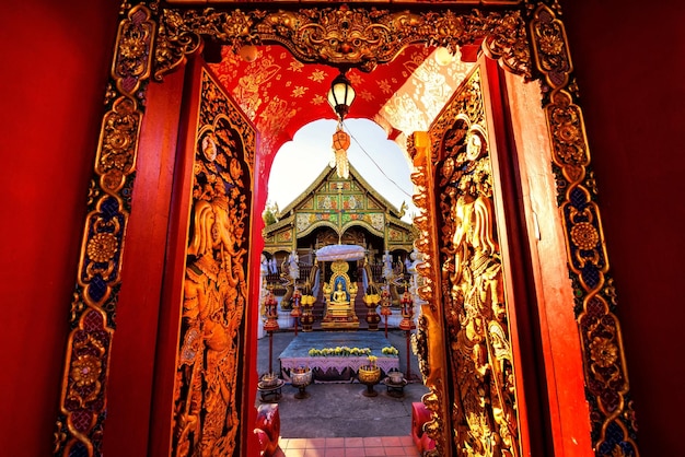 Le temple vu à travers l'entrée