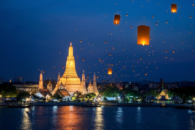 Temple Wat Arun à Bangkok entouré de lampes à air chaud