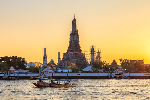 Temple de Wat Arun vue de nuit à Bangkok, Thaïlande