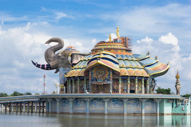 Temple Wat Banrai en Thaïlande avec Bluesky.