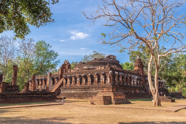 Temple Wat Chang Rob dans le site du patrimoine mondial de l'UNESCO du parc historique de Kamphaeng Phet