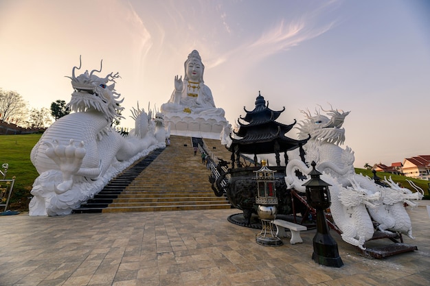 Temple Wat Huay Pla Kang avec Guanyin et statue de dragon et brûleur d'encens au coucher du soleil