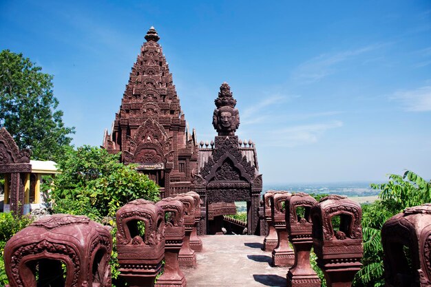 Le temple de Wat Khao Sanam Chaeng à Lopburi en Thaïlande