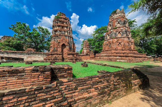 Temple Wat Mahathat dans le parc historique d'Ayutthaya, un site du patrimoine mondial de l'UNESCO, Thaïlande