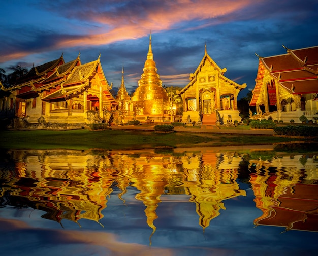 Temple Wat Phra Singh dans la nuit pendant la saison des pluies dans la ville de Chiang Mai en Thaïlande